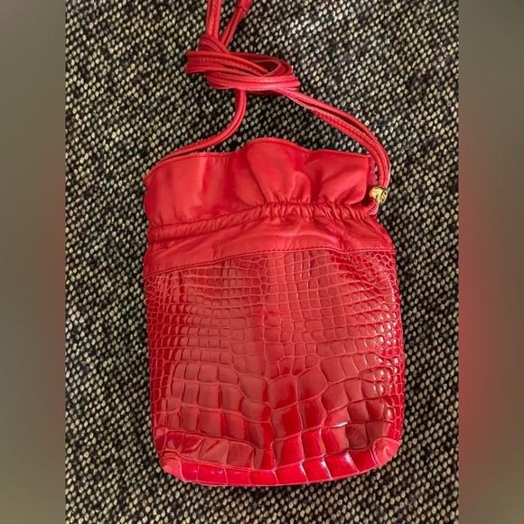 Vintage Gucci alligator drawstring bucket bag in red - Picture 8 of 8